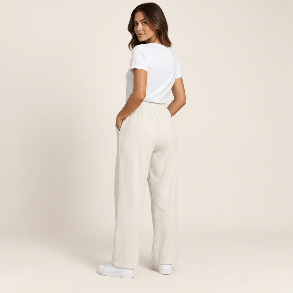 Pantalon sportswear femme ivoire vu de dos, taille élastique froncée et poches latérales dans la couture