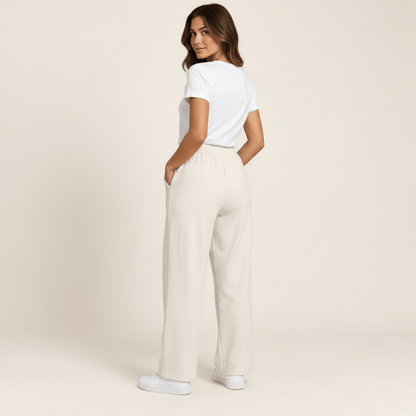Pantalon sportswear femme ivoire vu de dos, taille élastique froncée et poches latérales dans la couture