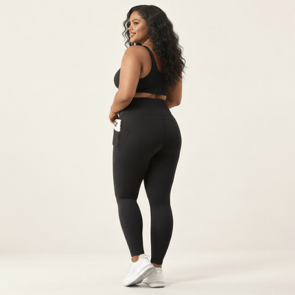 Legging randonnée femme grande taille noir vu de dos, téléphone dans la poche