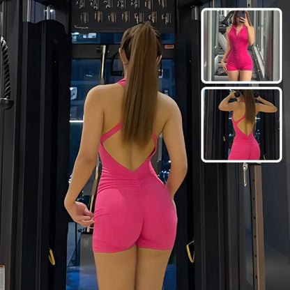 Femme en combie shorte pratiquant yoga, combinaison dos nu parfaite pour postures