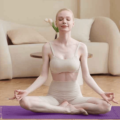 Femme en posture du guerrier sur le tapis de yoga antidérapant Positflow