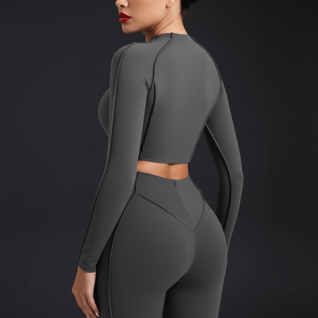 Femme en tenue yoga gris foncé, pose debout face caméra, maquillage intense