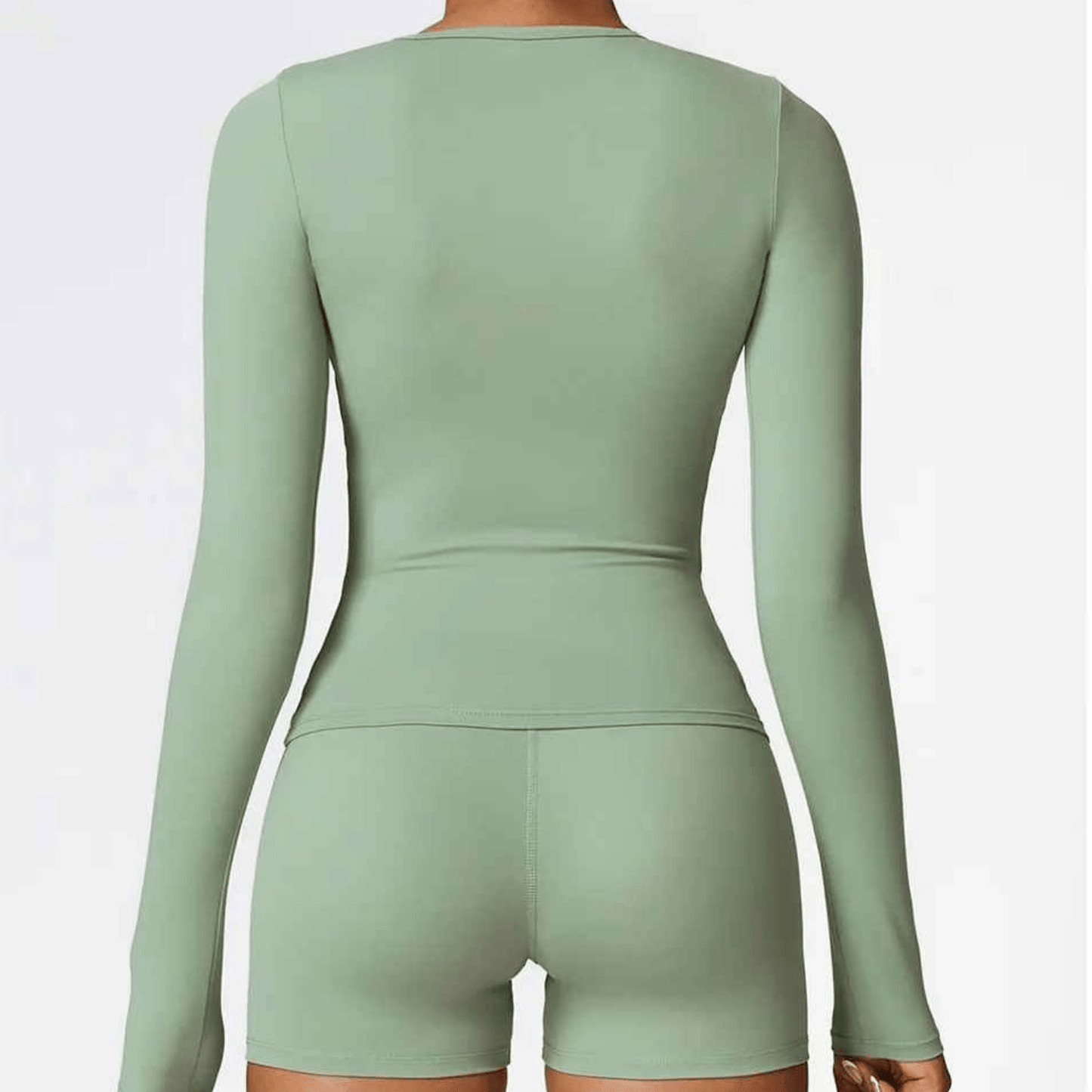 Femme en t-shirt compressif manches longues noir, style sportif élégant et confort technique après entraînement