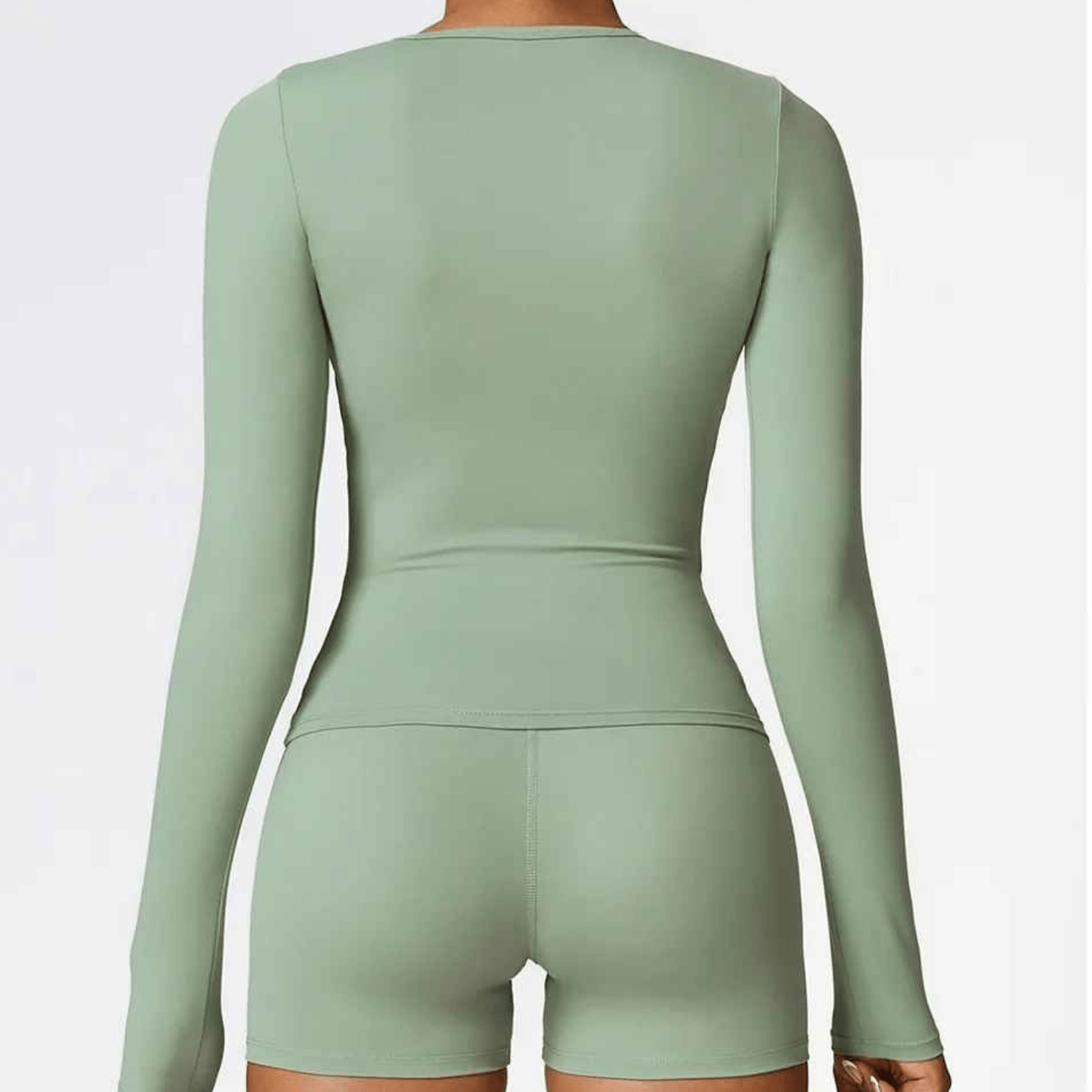 Femme en t-shirt compressif manches longues noir, style sportif élégant et confort technique après entraînement