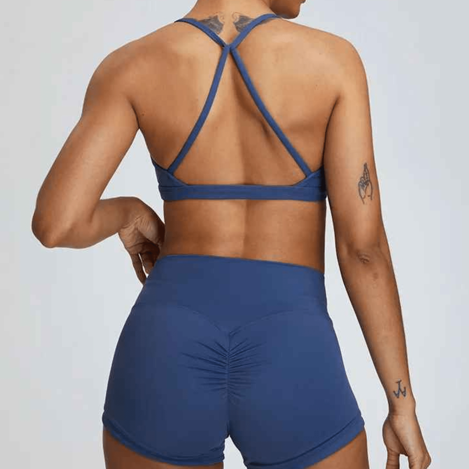 Femme lifestyle brassiére sport dos croisé polyvalence exceptionnelle