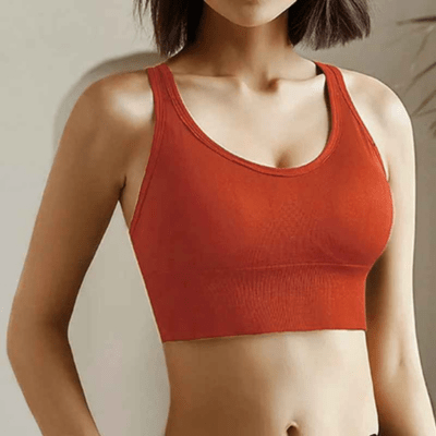 Femme portant le soutien-gorge de sport antichoc pendant une séance de yoga