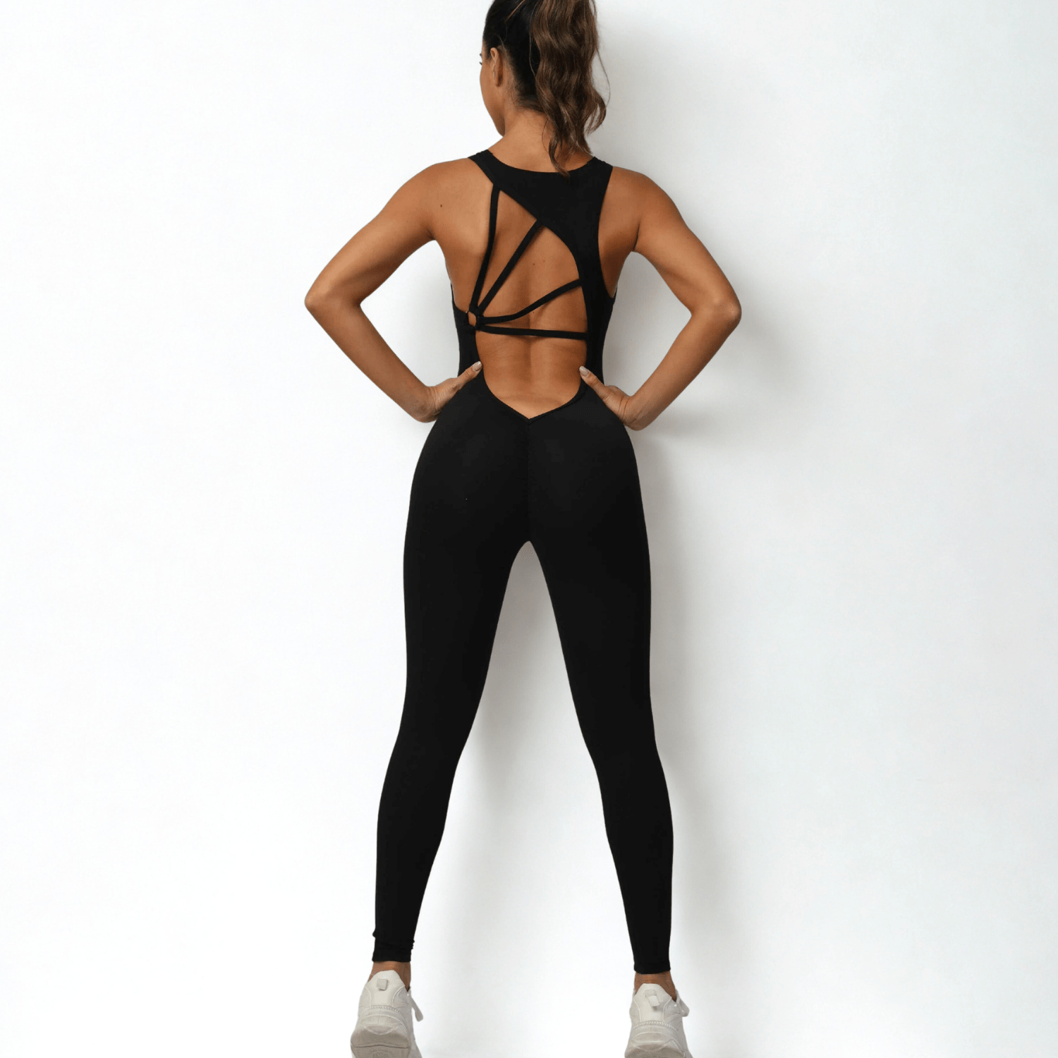 Femme portant tenue yoga stretch souple