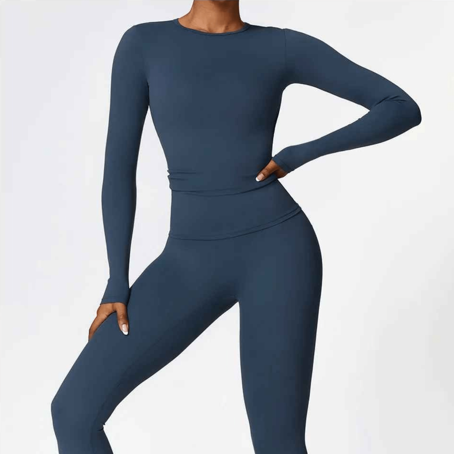 Femme portant un t-shirt compressif à manches longues pour séance de fitness et musculation