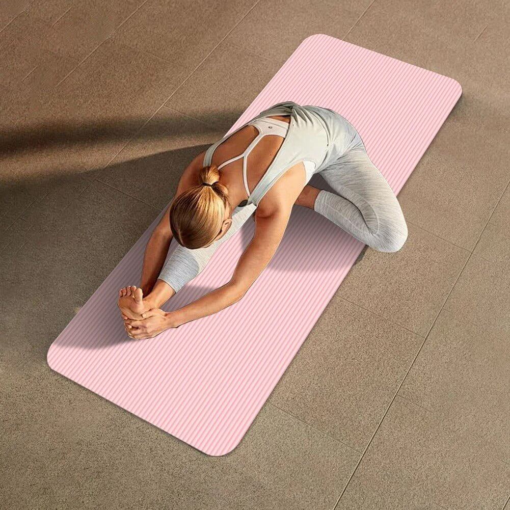 Femme pratiquant yoga sur tapis de gym épais 10mm confort articulations postures asanas