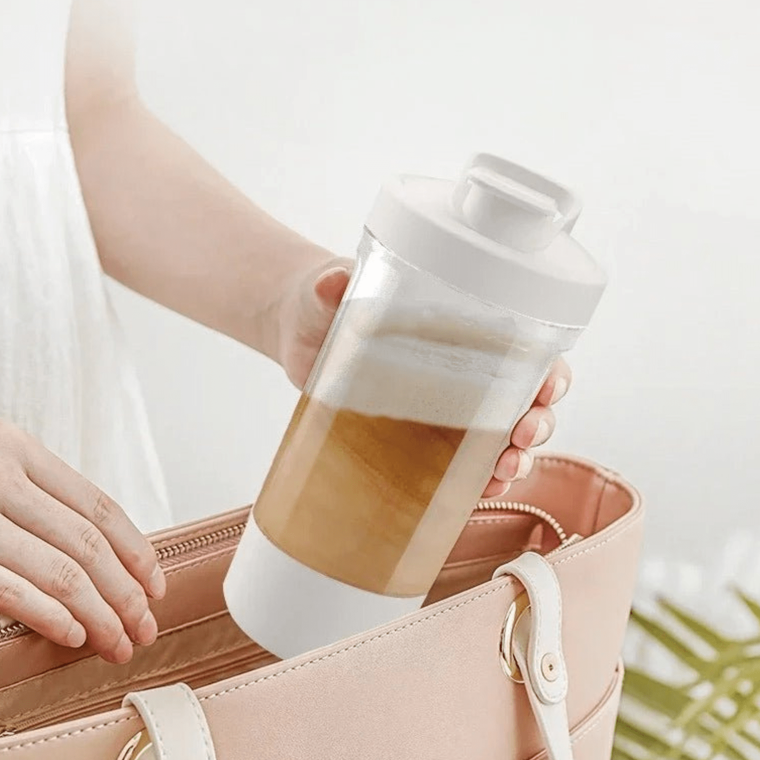 Femme utilisant shaker automatique post-entraînement musculation