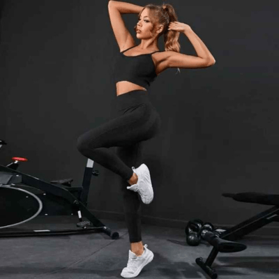 Femme yoga tenue sport chic ensemble fitness élégant flexibilité mouvement