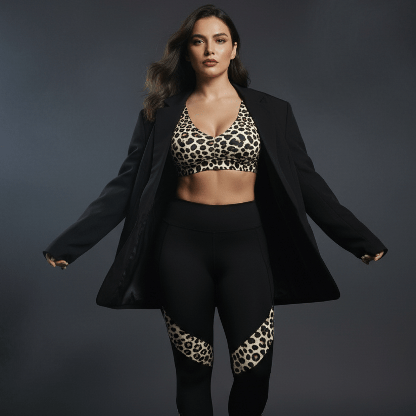 Femme dynamique portant un legging léopard noir pour le sport et le quotidien