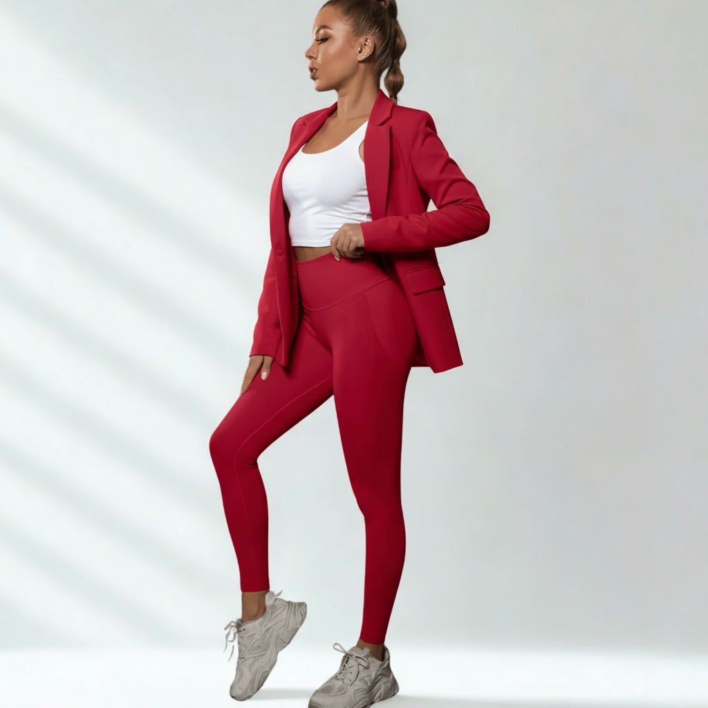 Femme en balade active en ville, portant un legging sport taille haute qui allie confort et élégance urbaine