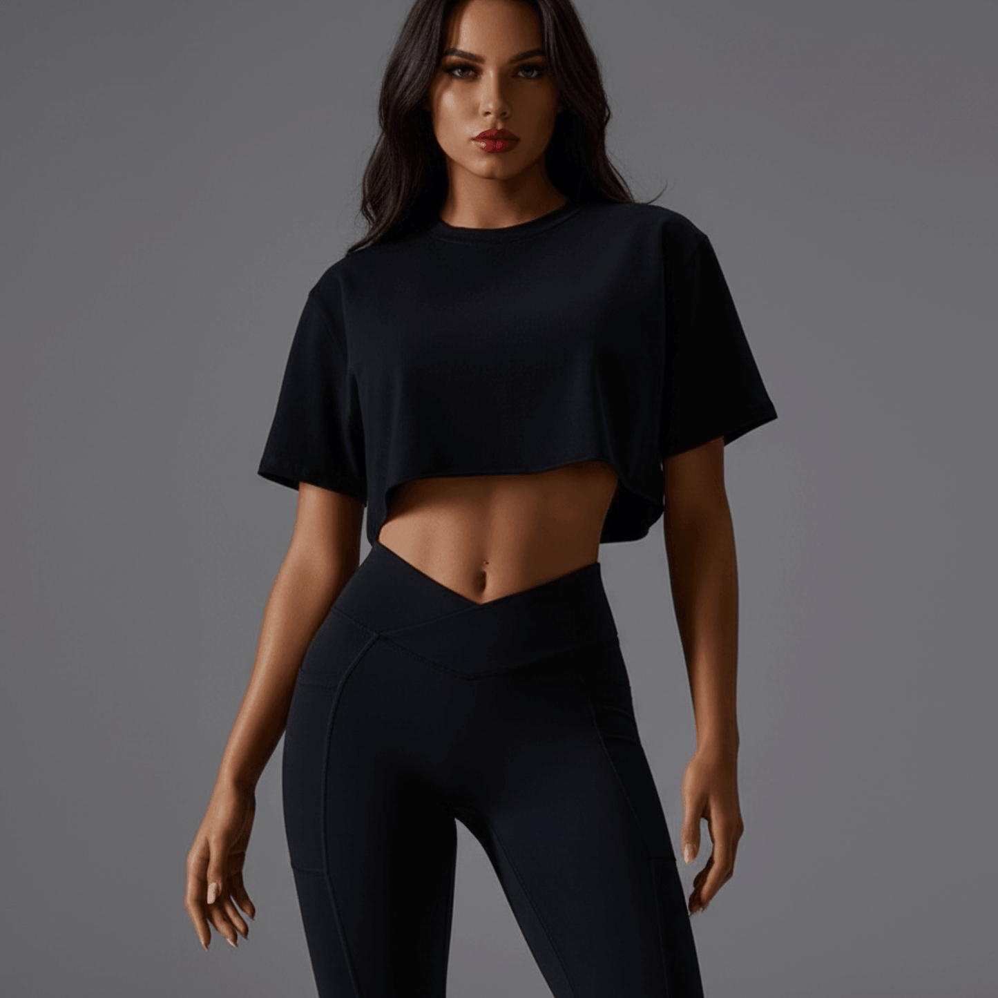 Femme portant t shirt boxy silhouette oversize décontractée style sport-chic