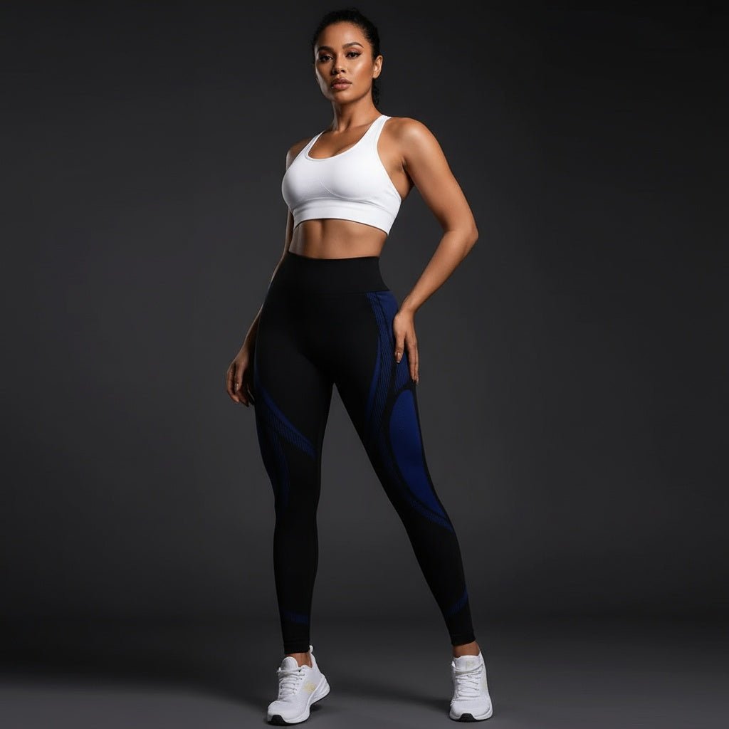 Femme portant un legging noir de compression graduée POSITIFLOW avec motifs bleu, maintien optimal et effet gainant, regard confiant, ambiance intime avec lumière douce