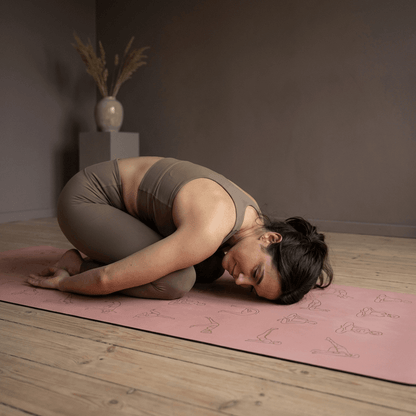 Femme pratiquant le yoga sur tapis de yoga rose ZEN 6mm
