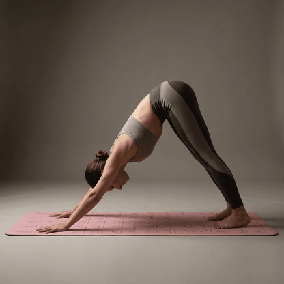 Femme en posture Downward-Facing Dog sur tapis de yoga rose ZEN 6mm