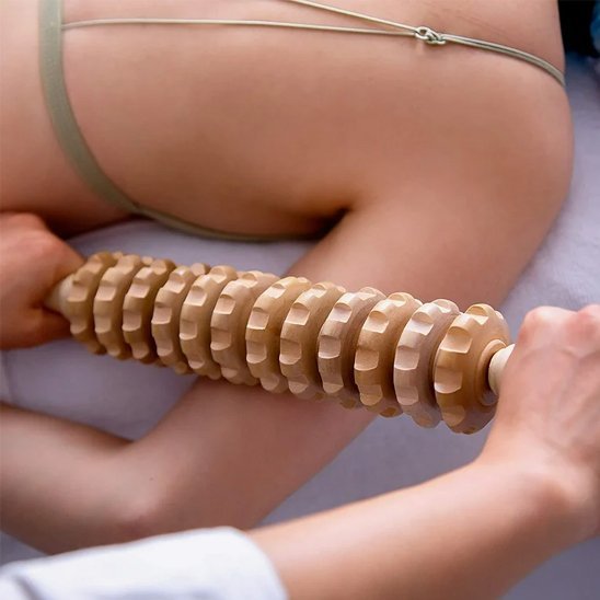 Finition lisse et polie du bois naturel du bâton de massage, sans échardes et agréable au toucher.