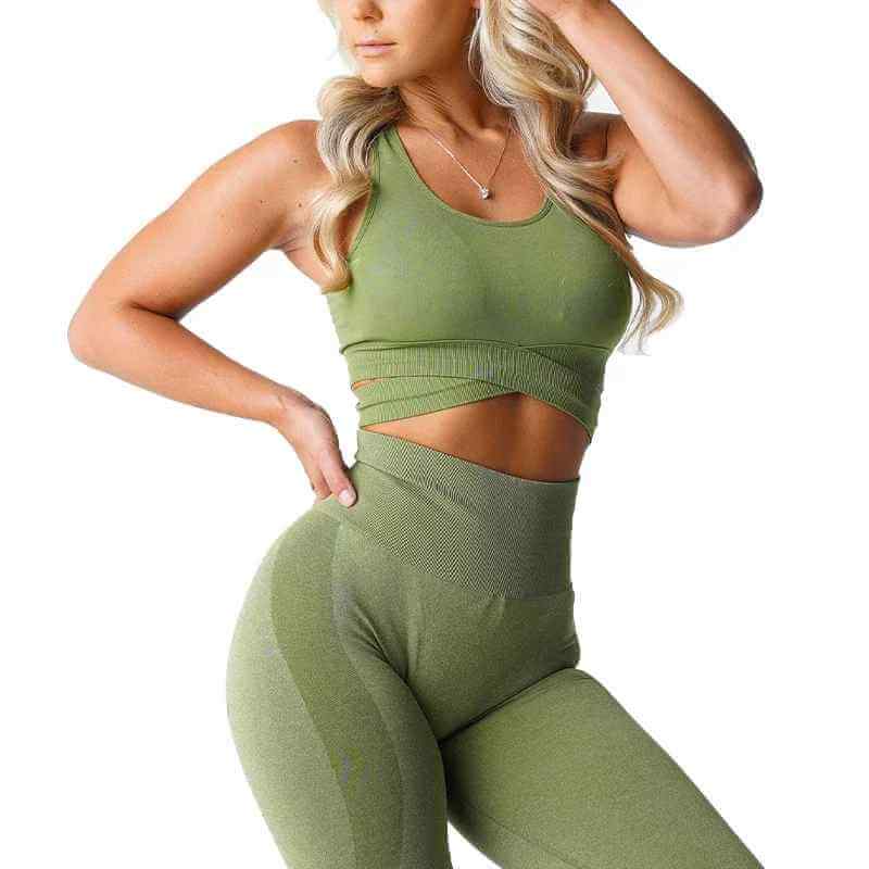 Brassière sport femme sans couture avec bretelles croisées et leggings assortis olive, mannequin pose athlétique XS-L.