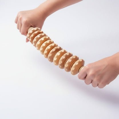 Gros plan sur les poignées ergonomiques du bâton de massage en bois.