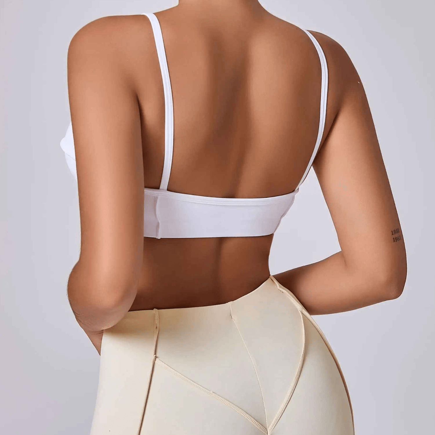 Haut croisé élégant soutien gorge sport architecture technique raffinée