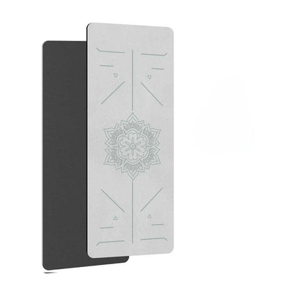 Le tapis de yoga OmFlow gris s'intégrant parfaitement comme un objet de design dans un salon moderne et minimaliste