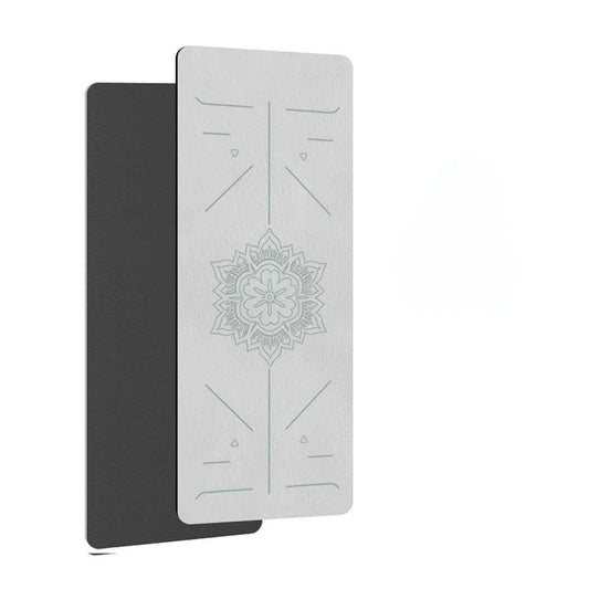 Le tapis de yoga OmFlow gris s'intégrant parfaitement comme un objet de design dans un salon moderne et minimaliste
