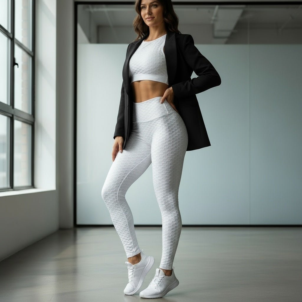 Legging de sport anti cellulite blanc  taille haute et gainant avec détail scrunch discret.