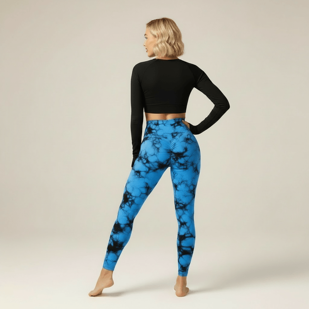 Legging sport femme tie-dye bleu noir taille haute scrunch push-up dos regard caméra blonde studio crème