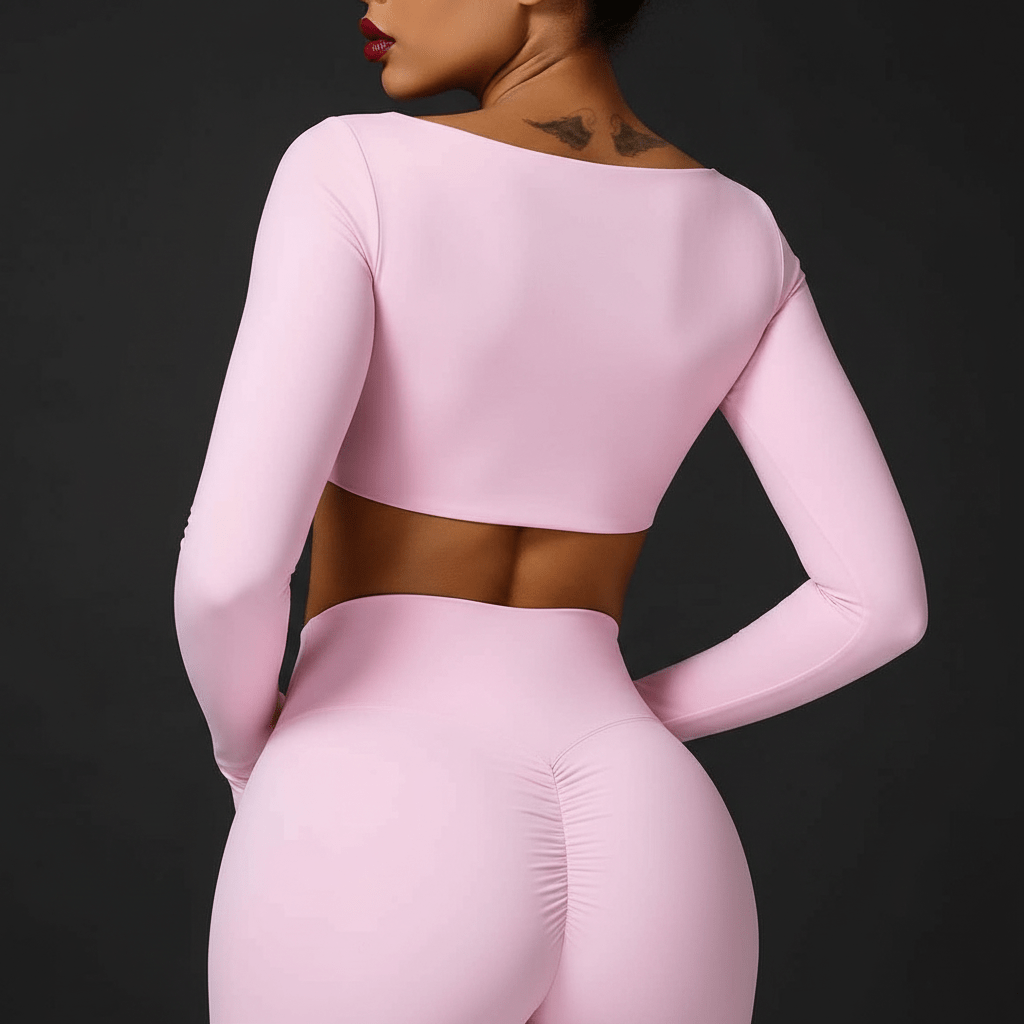 Mannequin en crop top manche longue , fond studio sombre, rouge à lèvres glossy