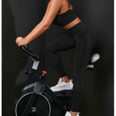 Mannequin taille M tenue sport femme chic ensemble fitness élégant coupe parfaite