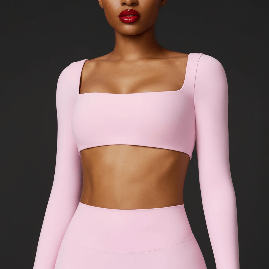 Mannequin en haut court manches longues rose poudré, style sport-chic, studio minimaliste