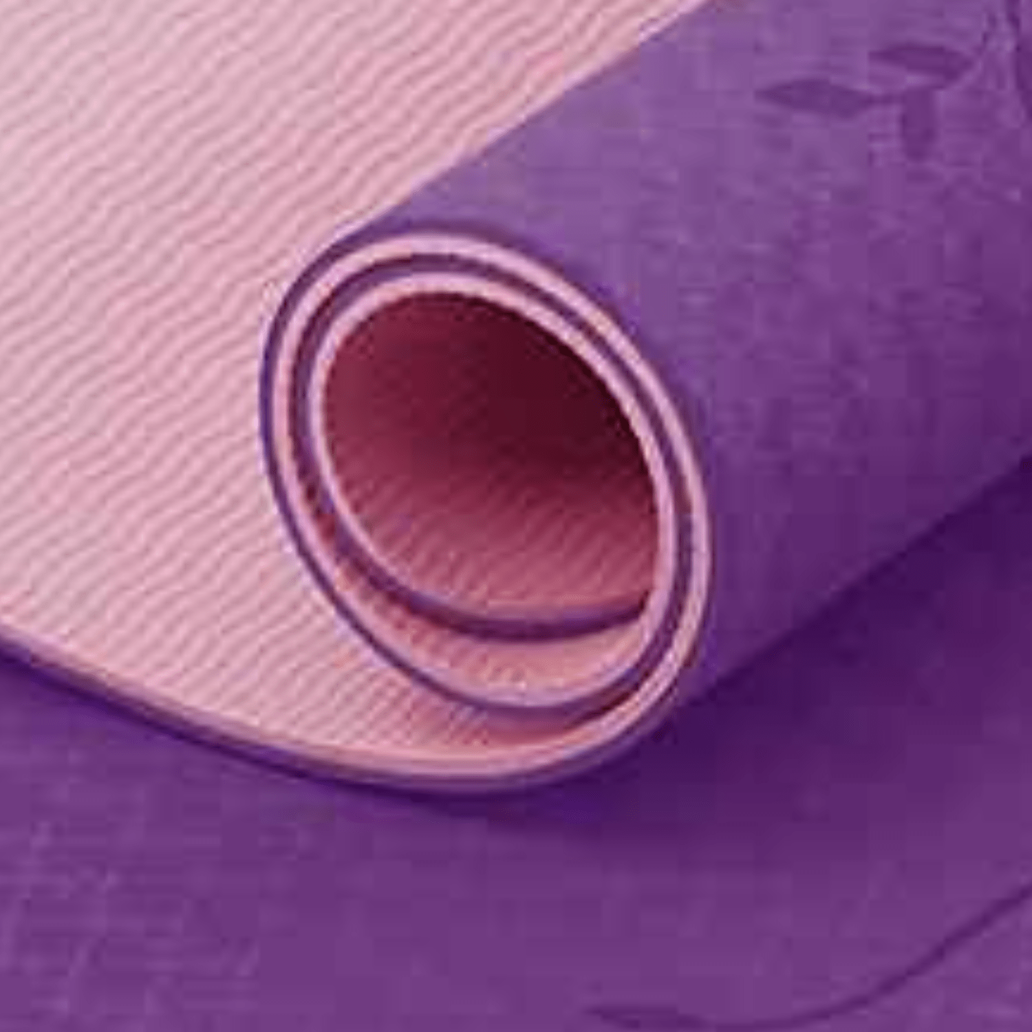 Nettoyage facile du tapis de yoga TPE avec un chiffon doux, soulignant son entretien simple