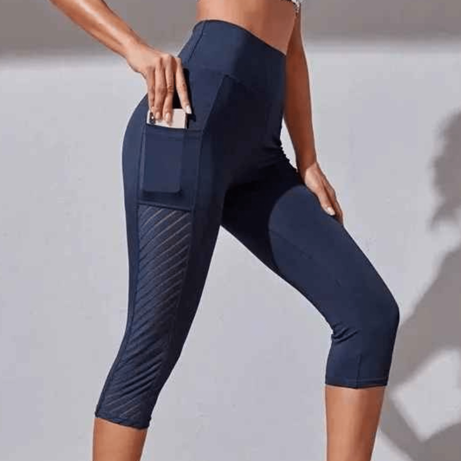 Opacité totale garantie du legging running capri noir même pendant squats profonds et mouvements d'étirement intenses