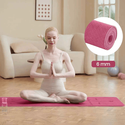 Personne méditant assise sur le tapis de yoga confortable et spacieux.