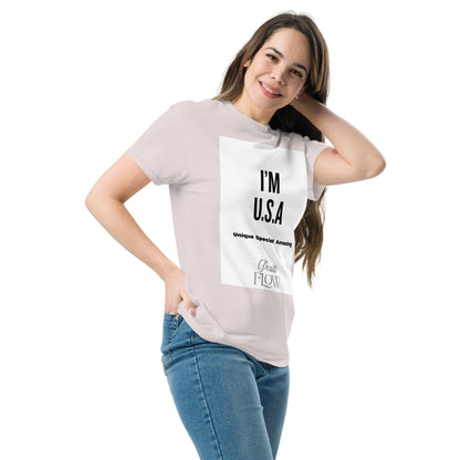 Personne portant le t-shirt i'm USA dans un décor urbain.