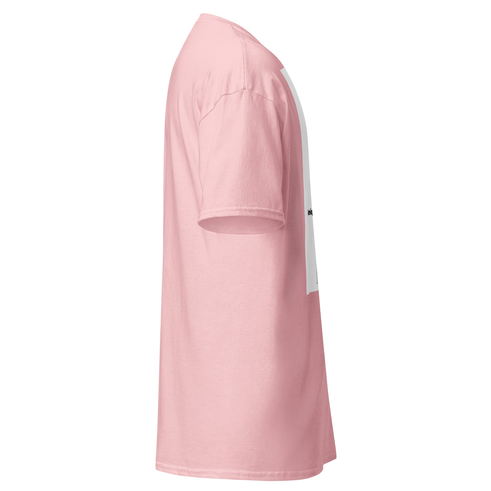 Profil du t-shirt rose montrant la coupe des manches et la longueur.