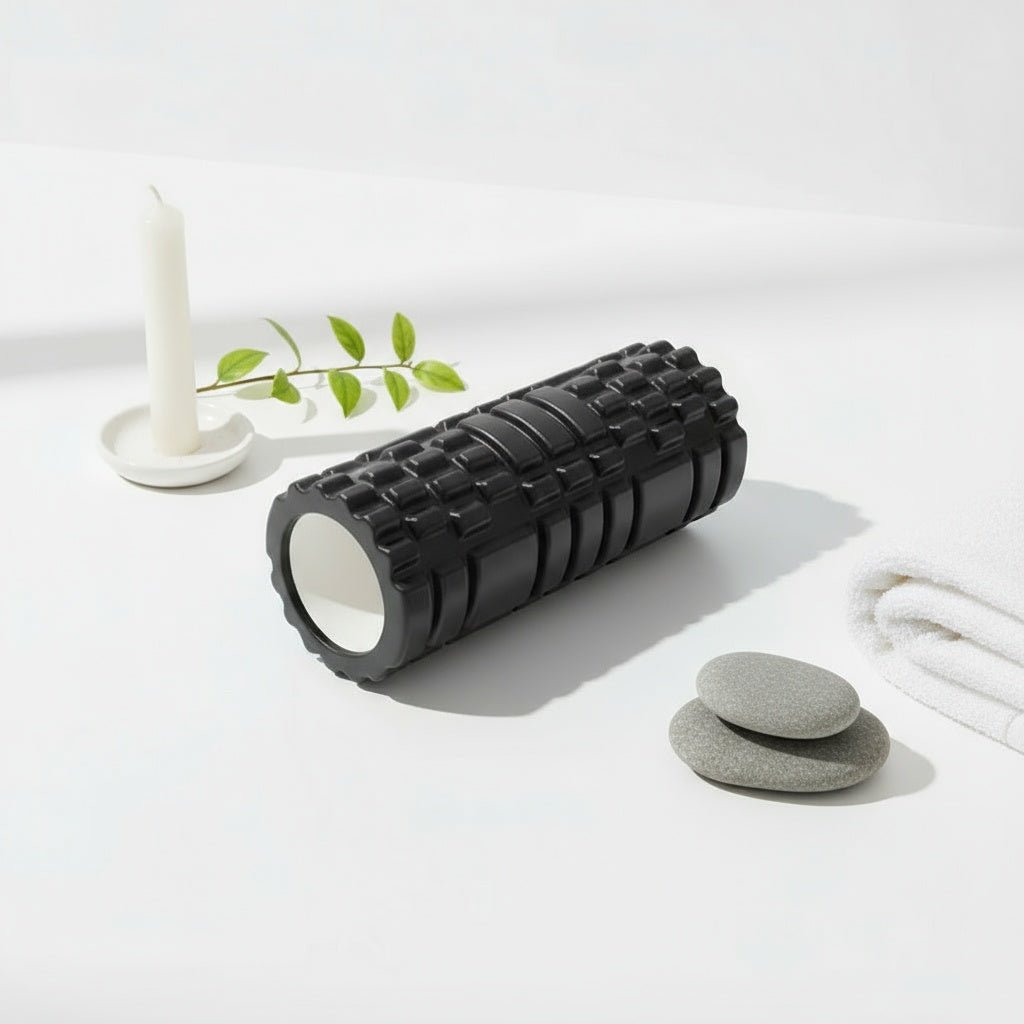 Rouleau de massage noir avec texture 3D alvéolée et décoration wellness minimaliste