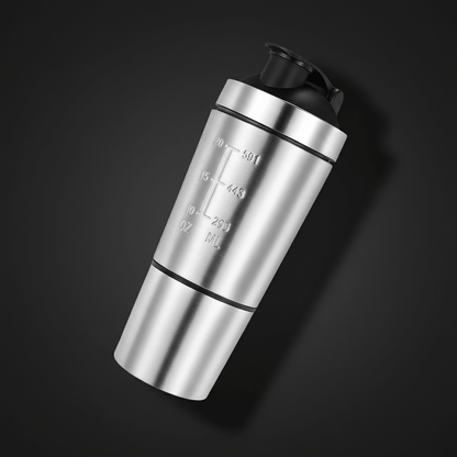 Shaker métallique argenté, isolé sur fond sombre, avec graduations et bouchon noir, conçu pour préparer des boissons protéinées.