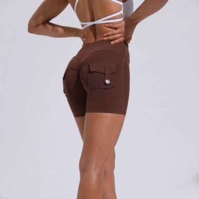 Short yoga femme en position étirement, souplesse et harmonie corps-esprit
