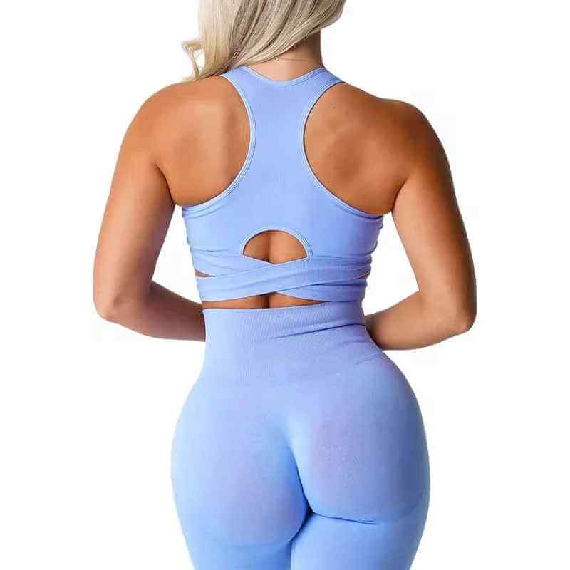 Brassière sport femme sans couture avec bretelles croisées et dos nu, vue arrière, couleur bleu clair. XS-L.