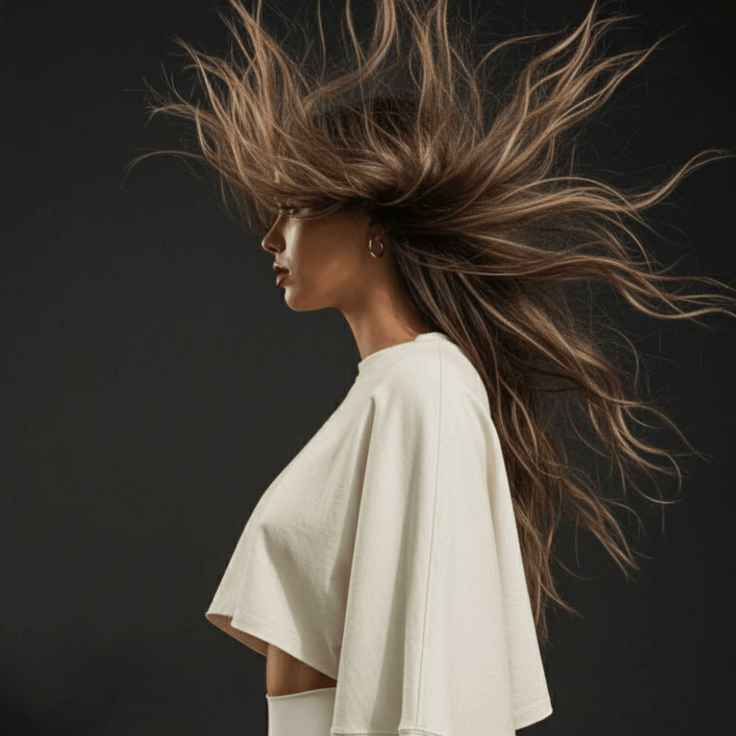 Coup de vent dans les cheveux d’une femme portant un tee-shirt court blanc à manches longues, vue de profil., Crop Top Femme Sport - Tee Shirt Court Manches Longues