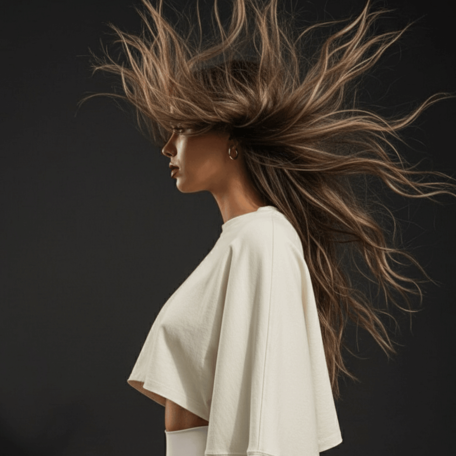 Coup de vent dans les cheveux d’une femme portant un tee-shirt court blanc à manches longues, vue de profil., Crop Top Femme Sport - Tee Shirt Court Manches Longues