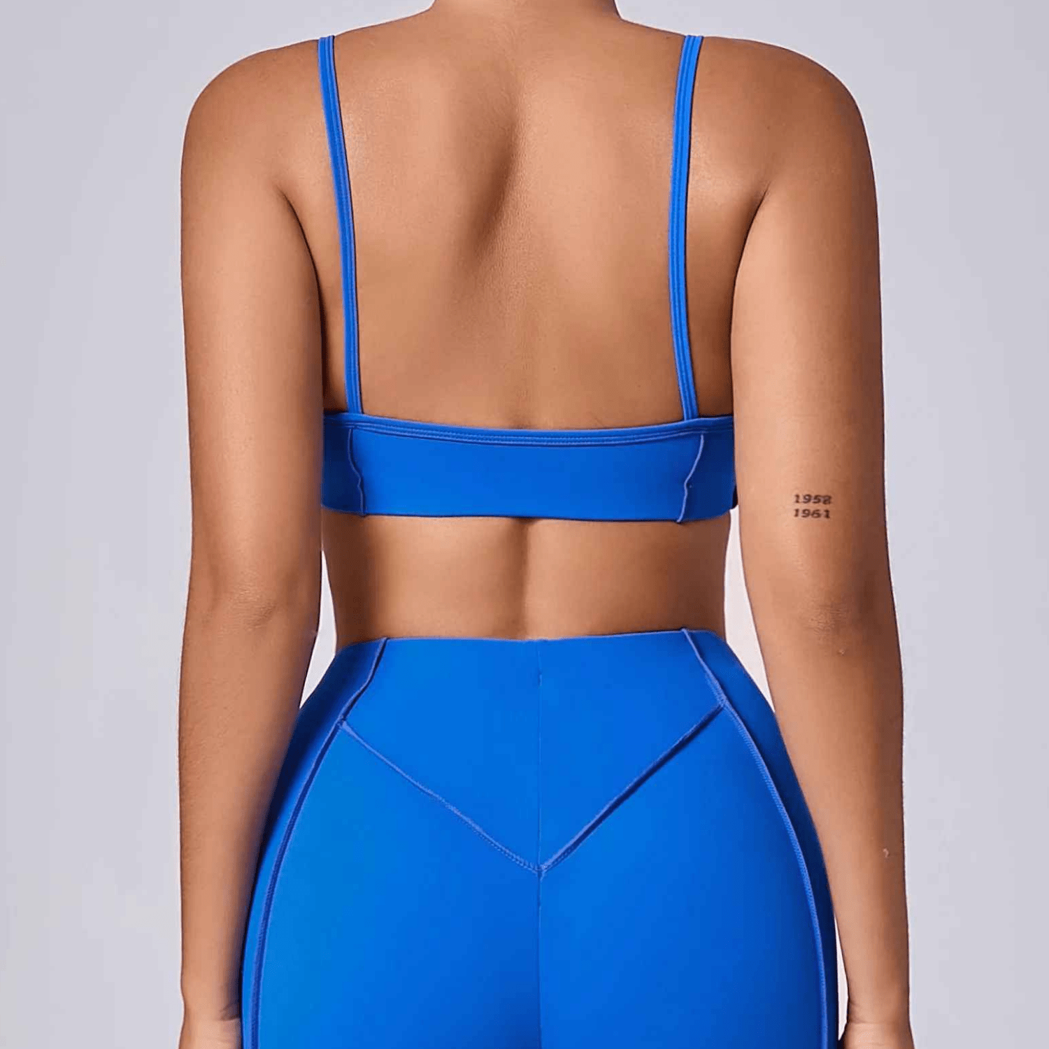 Tenue sport soutien gorge froissé accessoires style sophistiqué moderne