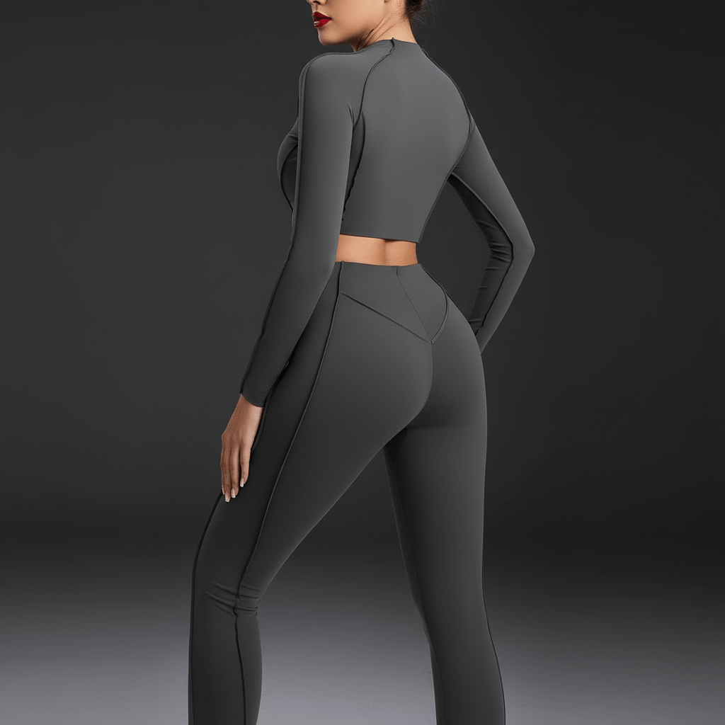 Top yoga femme gris avec leggings, posture élégante, maquillage rouge à lèvres glossy