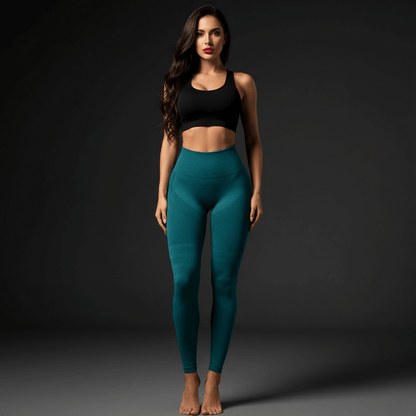 Jeune femme debout en sous-vêtements de sport, haut noir et leggings bleus, silhouette tonique et peau lisse. Pack Positiflow.