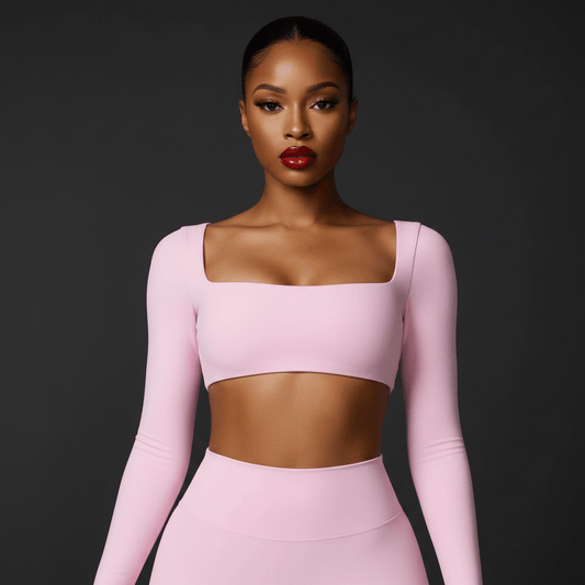 Vue rapprochée d’un crop top manche longue rose avec détails couture visibles
