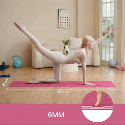 Yogi utilisant les lignes d'alignement du tapis de yoga Chakra Line pour  une posture parfaite