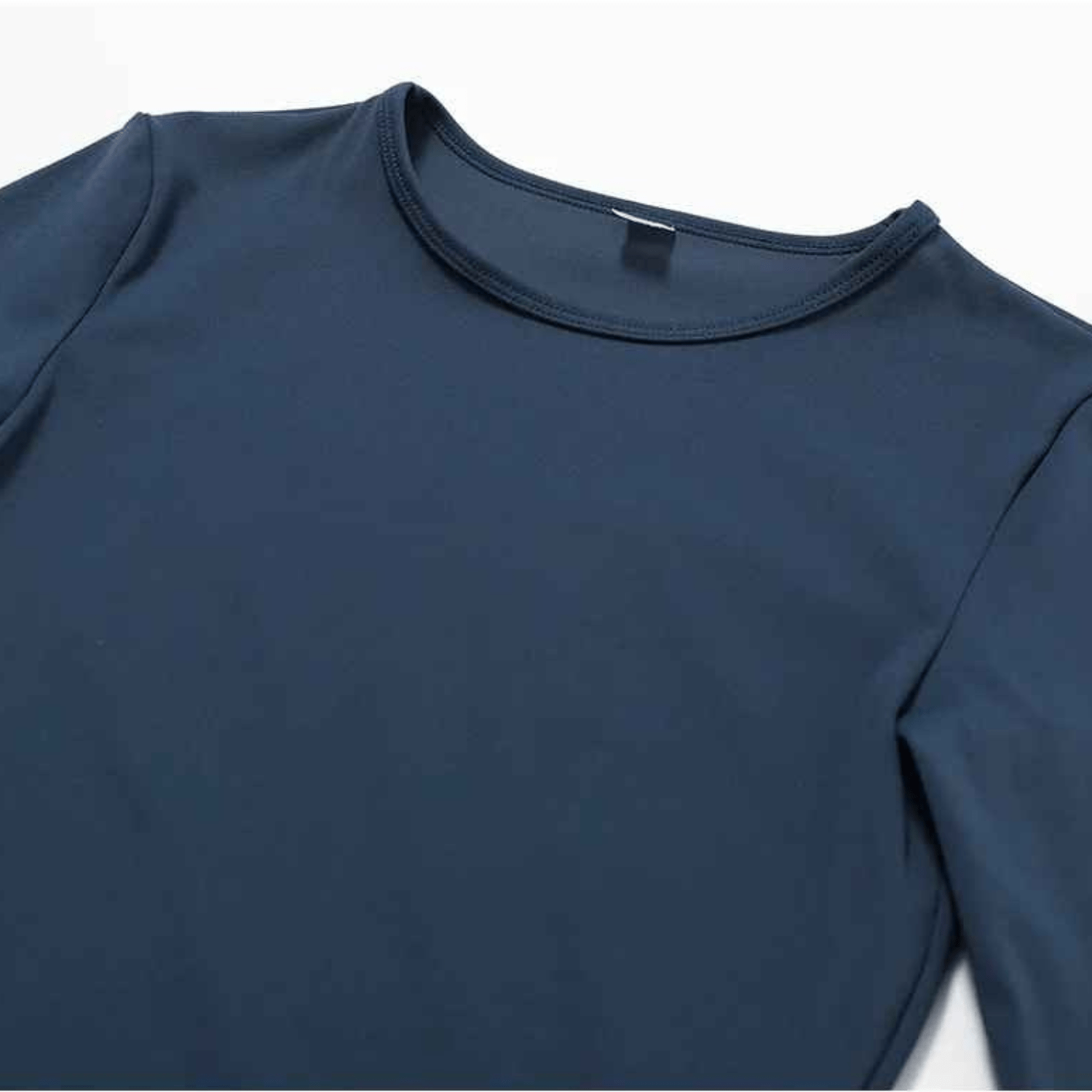 Zoom sur le tissu technique du t-shirt compressif femme, matière respirante et séchage rapide idéal pour sport intensif