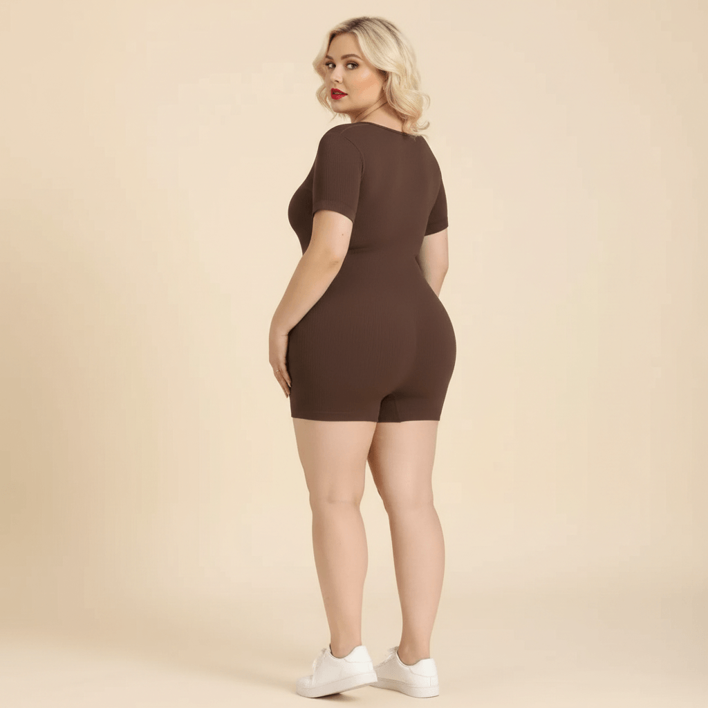 Body sport grande taille marron chocolat seamless côtelé galbe push-up vue dos fond studio crème